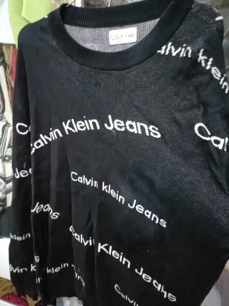 sweater Calvin klein bekas pajangan Patung