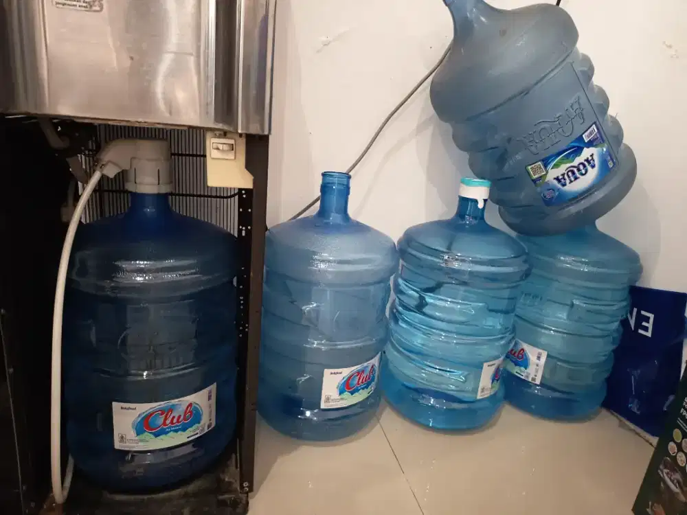 Jual galon club dan aqua kosong (total 5 galon)