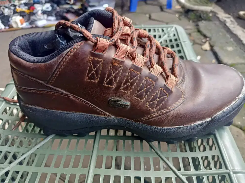 Sepatu casual pria Lacoste size 40