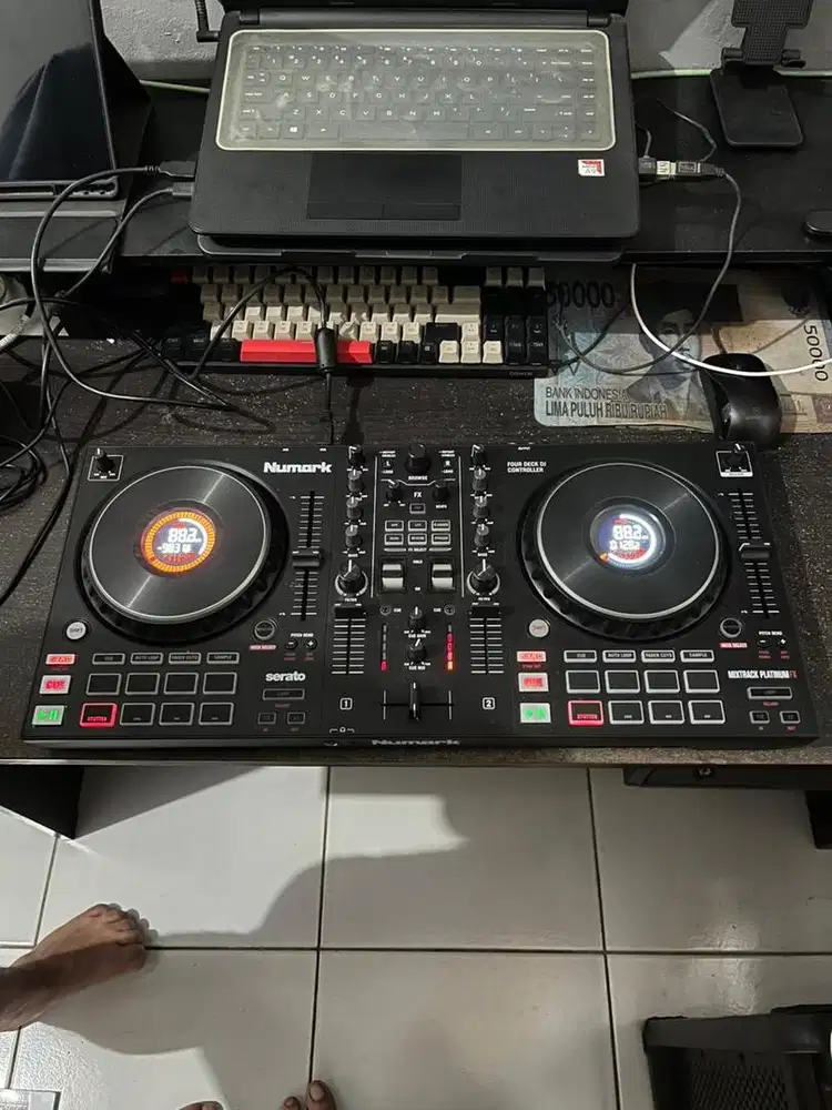 Di jual alat dj numartk mixtrack platinum fx 4 deck/ 2-channel serato