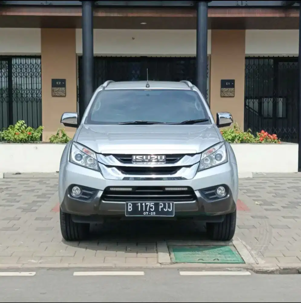 ISUZU MUX PREMIERE AT 2015