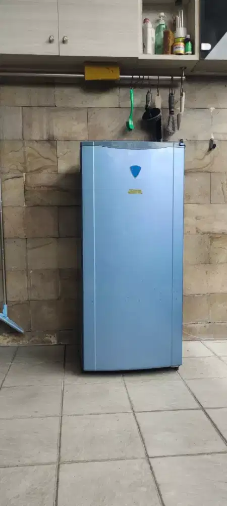 kulkas  Merk Shsrp 1 pintu