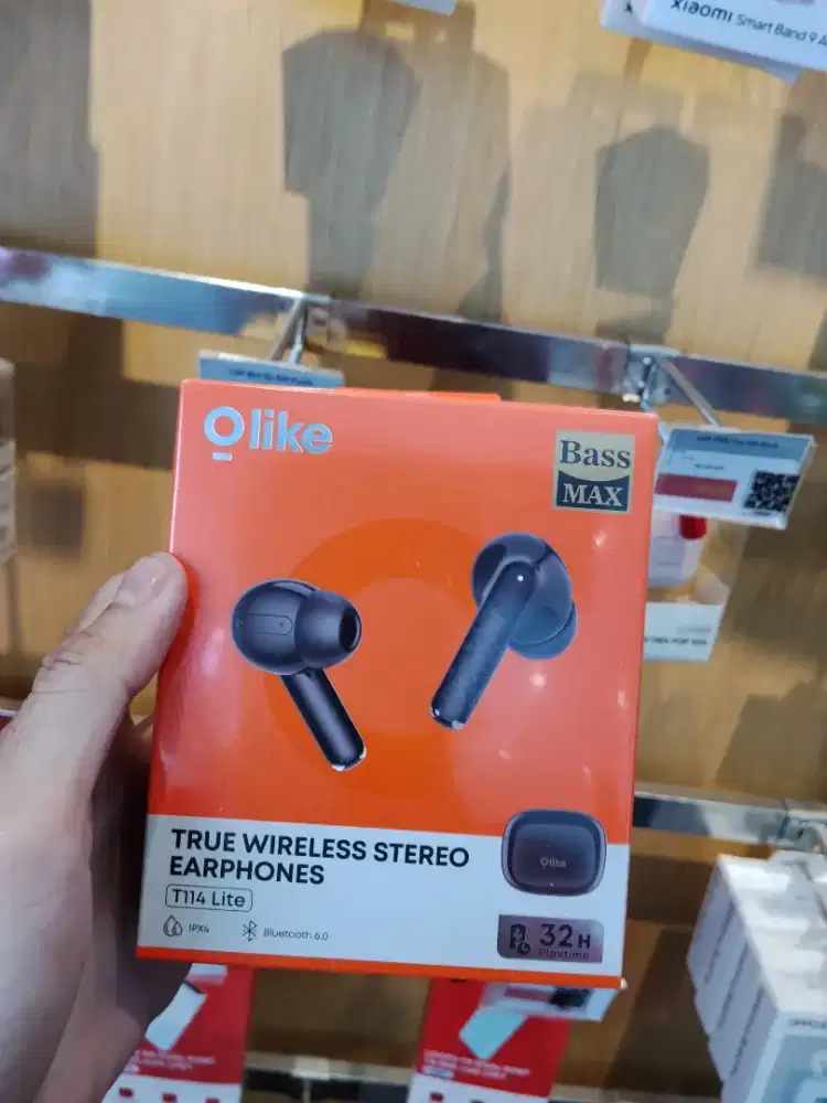 True wireless stereo earphones
