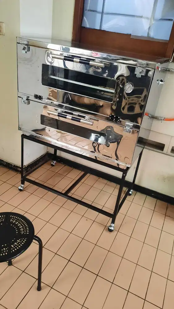 Oven Gas Besar - kondisi baik (hampir baru)