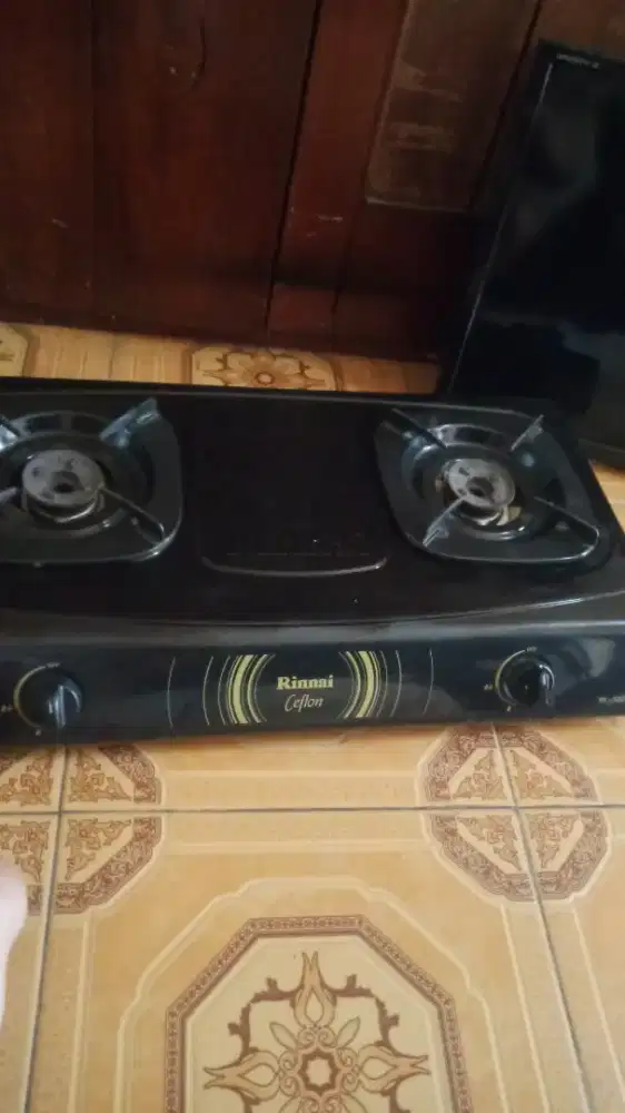 Jual aja kompor gas 2 tungku merk Rinnai plus selang regulator dt