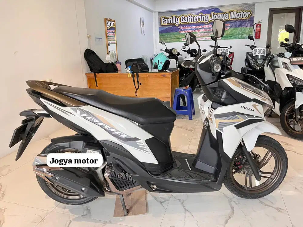 (B)  honda vario 125 iss tahun 2023