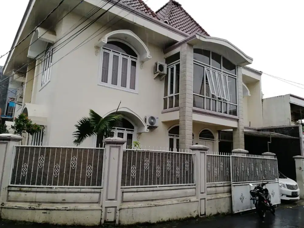 RUMAH CLASIK 2 LANTAI STRATEGIS DEKAT MARANATHA , TOL PASTEUR