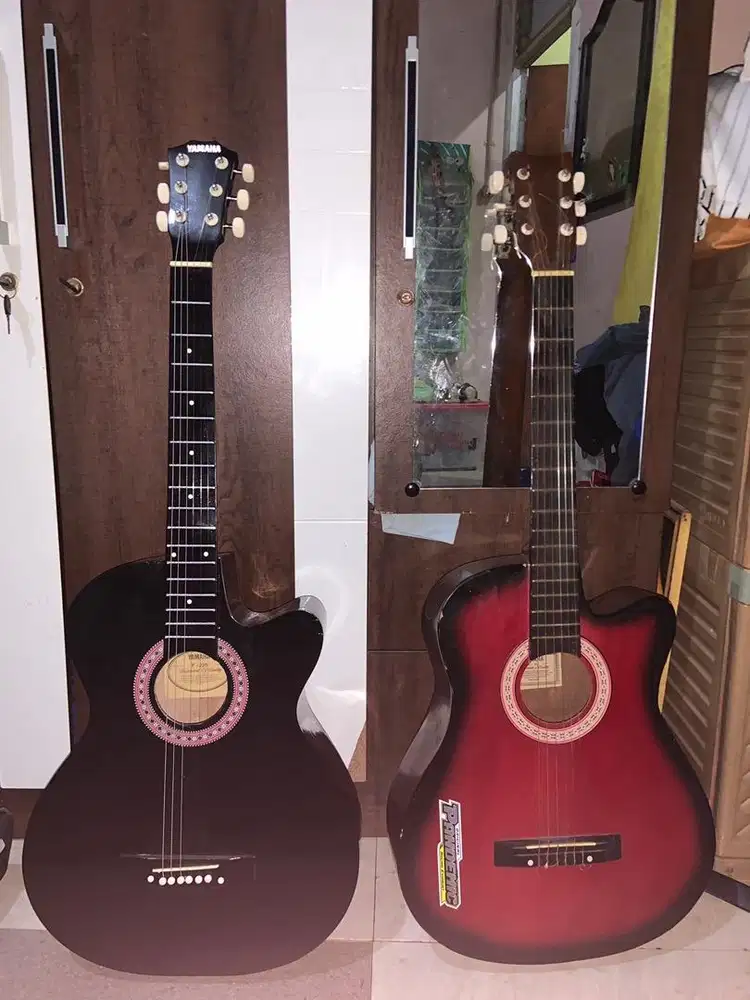 gitar yang warna nya item merah ya