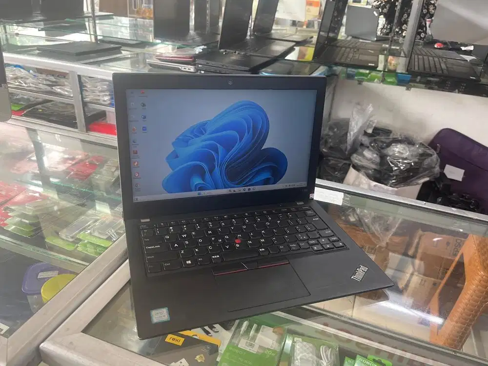 Laptop Lenovo Thinkpad i5 gen8 Ram 8gb ssd 256gb garansi 6bln