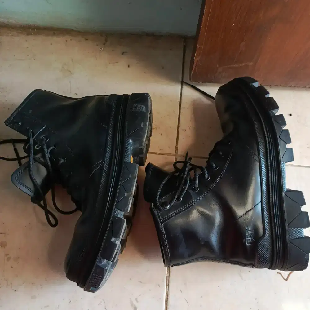 Sepatu boot Caterpillar size 45