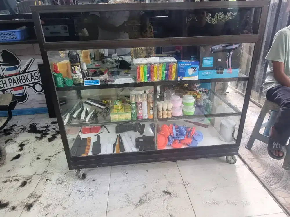 Menerima tenaga kerja Pangkas Rambut