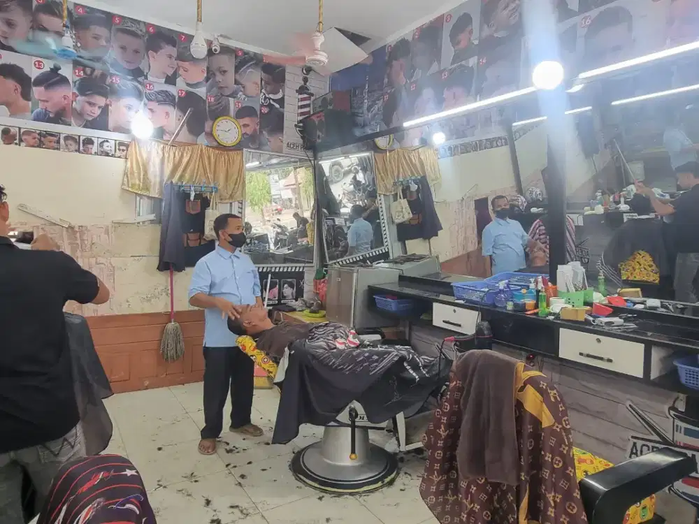 Menerima tenaga kerja Pangkas Rambut