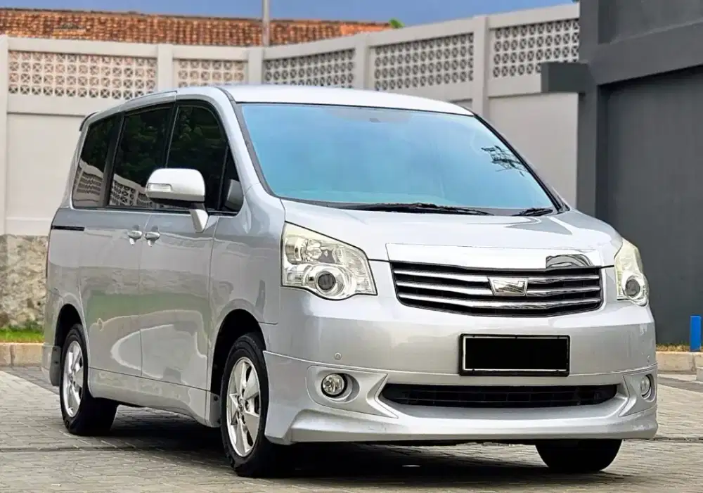 Toyota NAV1 V AT 2013