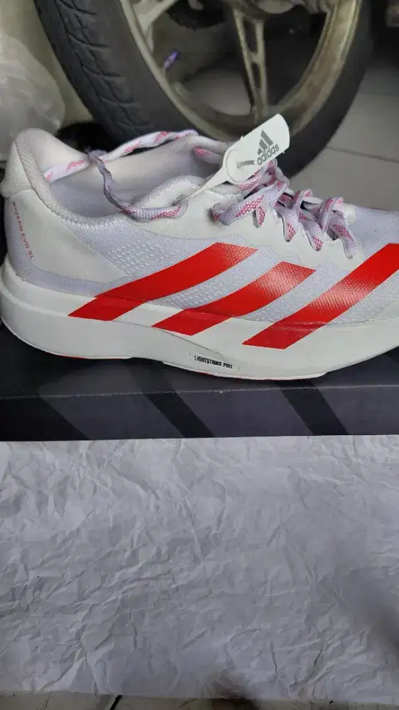 Sepatu running adizero