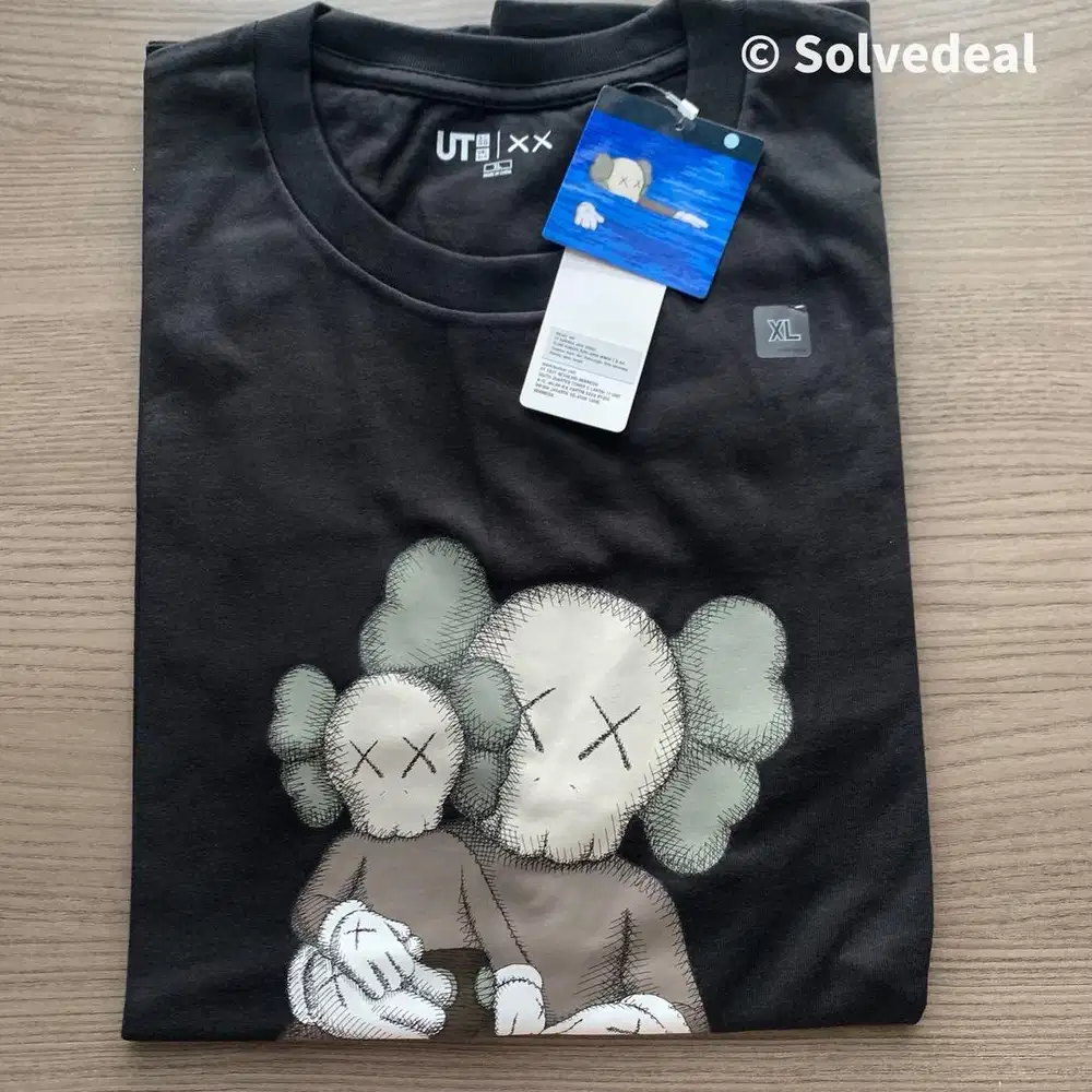 Kaos Uniqlo Kaws Graphic Hitam