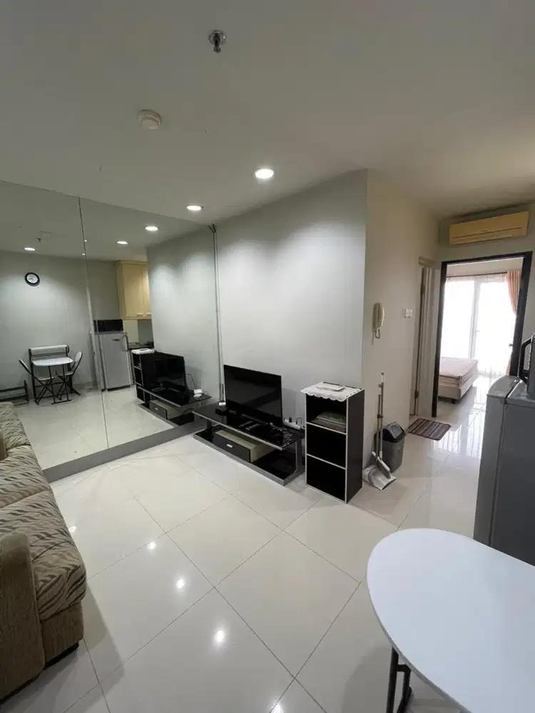 Disewakan apartement cosmo mansion 1 br lantai sedang