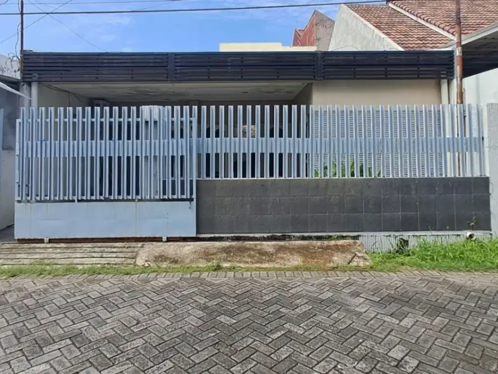 Rumah Darmo Permai Utara. Bangunan 1 Lantai.