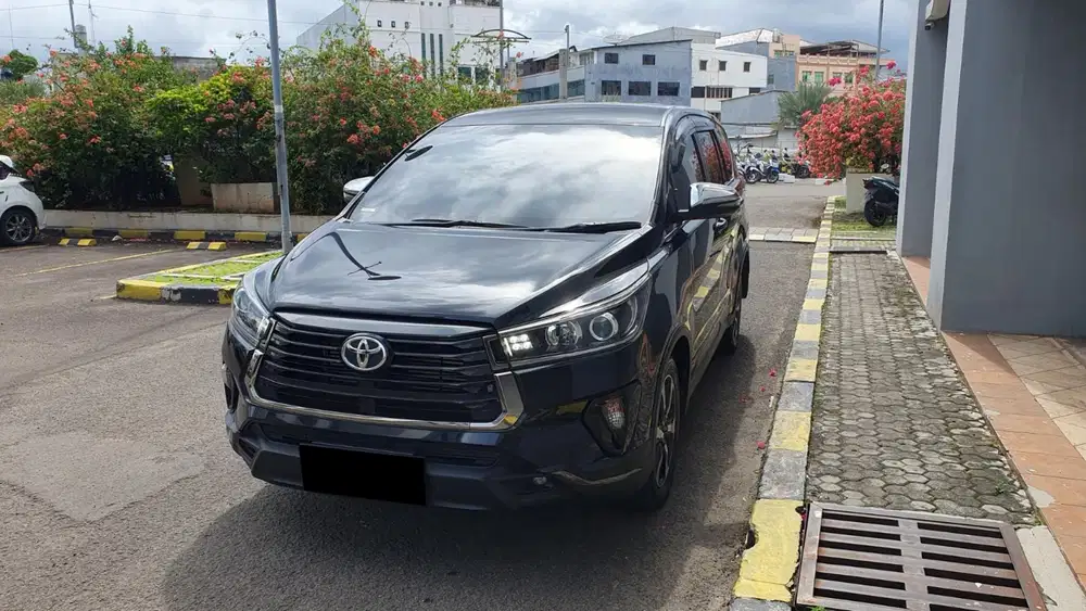 Toyota kijang innova venturer diesel 2022 hitam matic