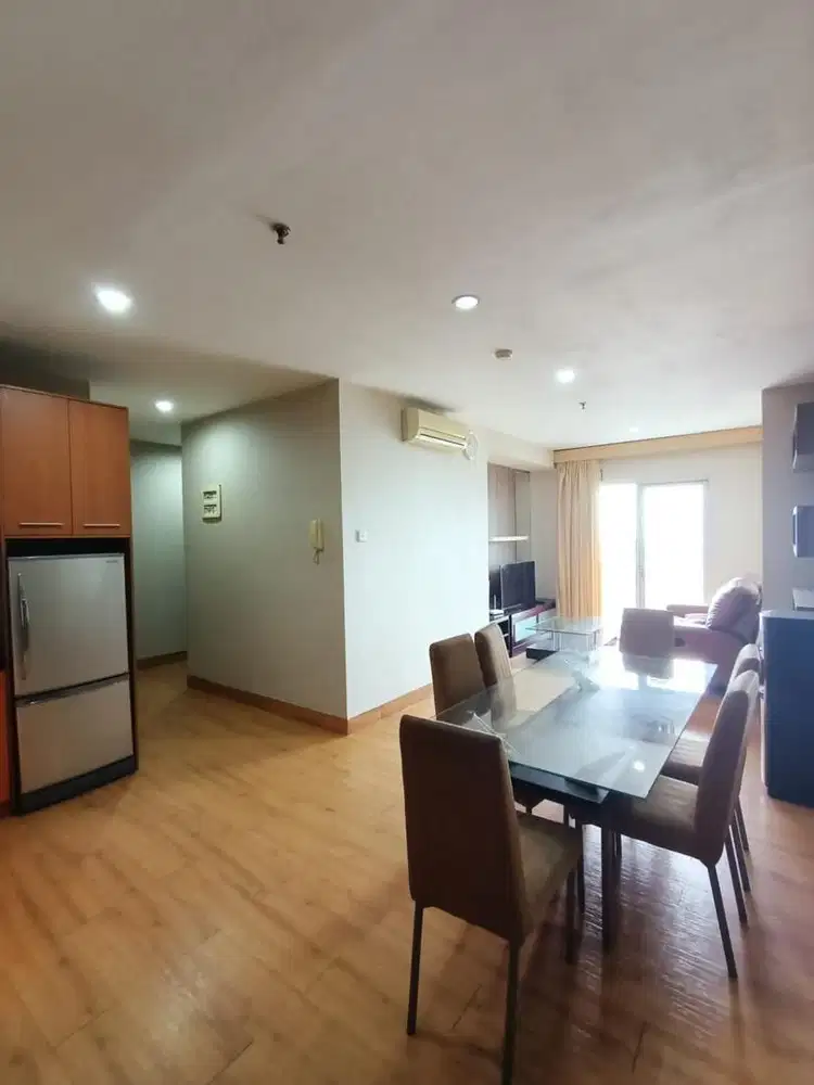 Disewakan apartemen cosmo mansion 3 br lantai sedang