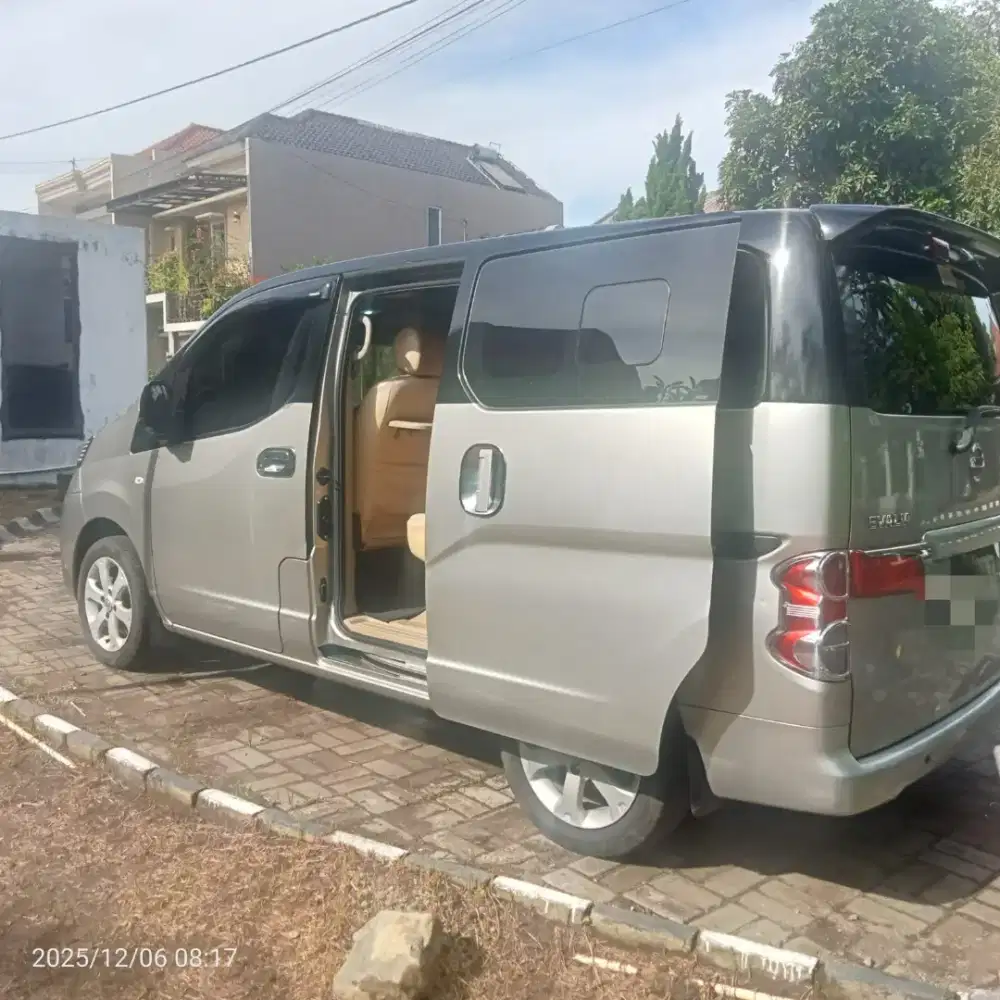 Nissan Evalia SV 2014 AT