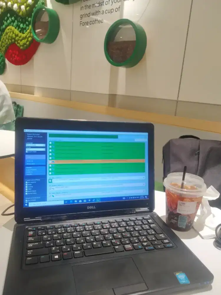 Service laptop komputer