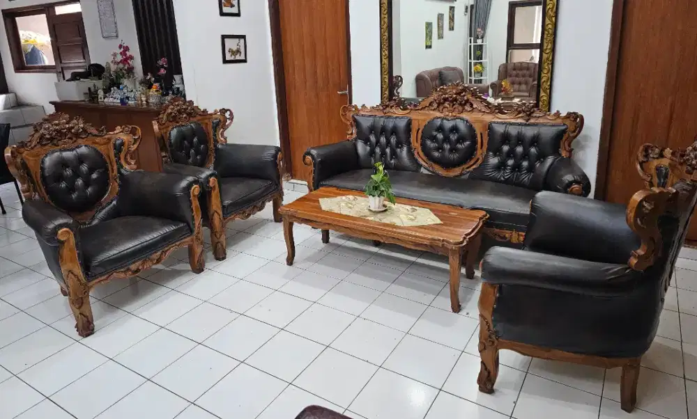 Kursi jati bekas pakai