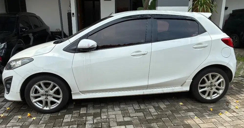 Mazda 2 Putih 2013