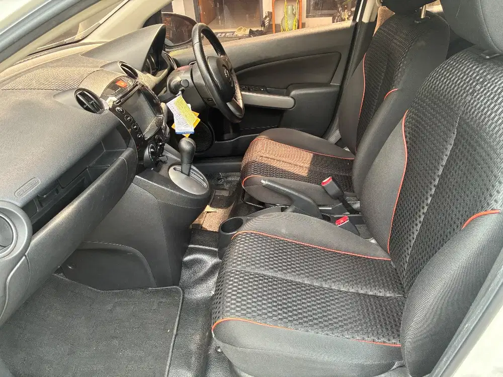 Mazda 2 Putih 2013