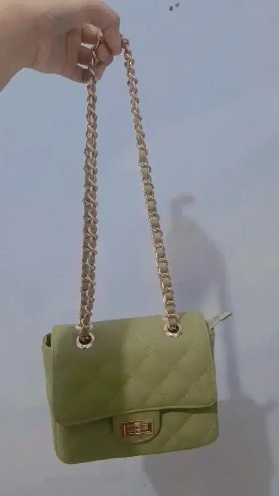 Tas merche warna hijau