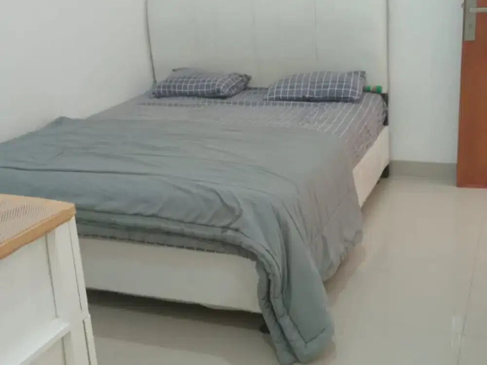 DISEWA RUMAH 2 LANTAI TAHUNAN FURNISHED SIAP HUNI BAGUS SENTUL CITY SG121