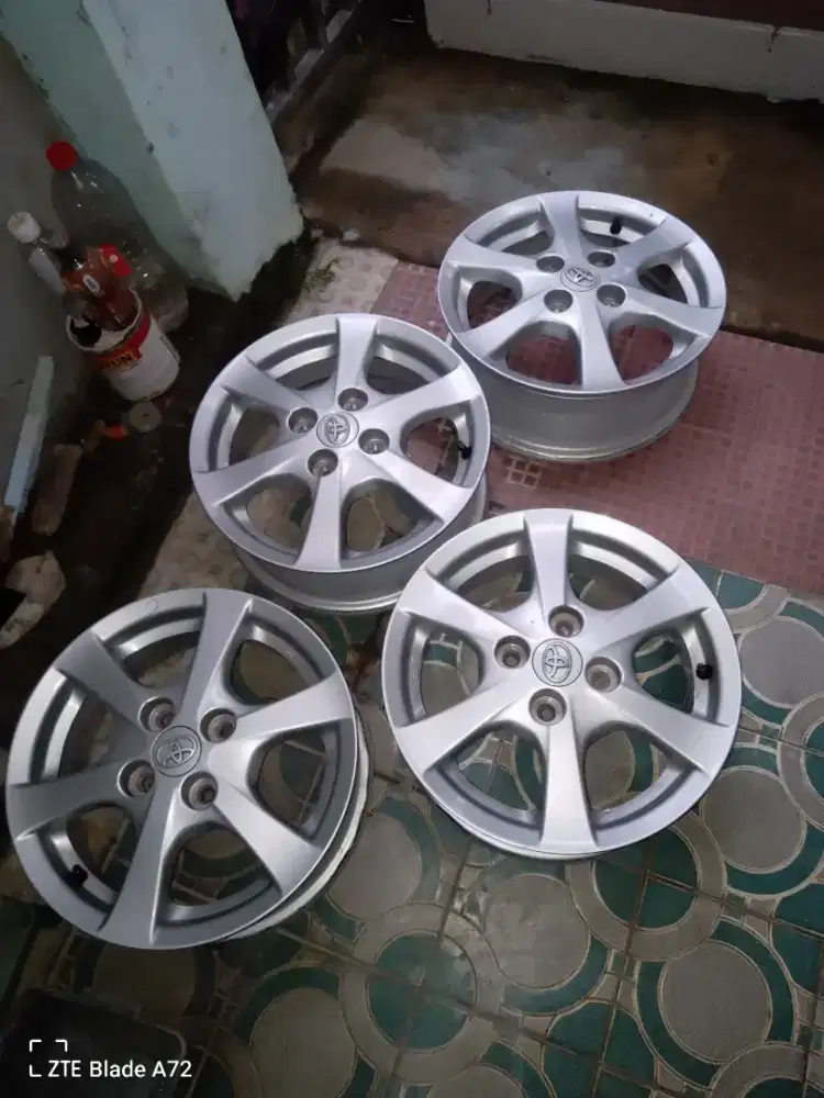 Velg bekas Agya kondisi Oke ring 14