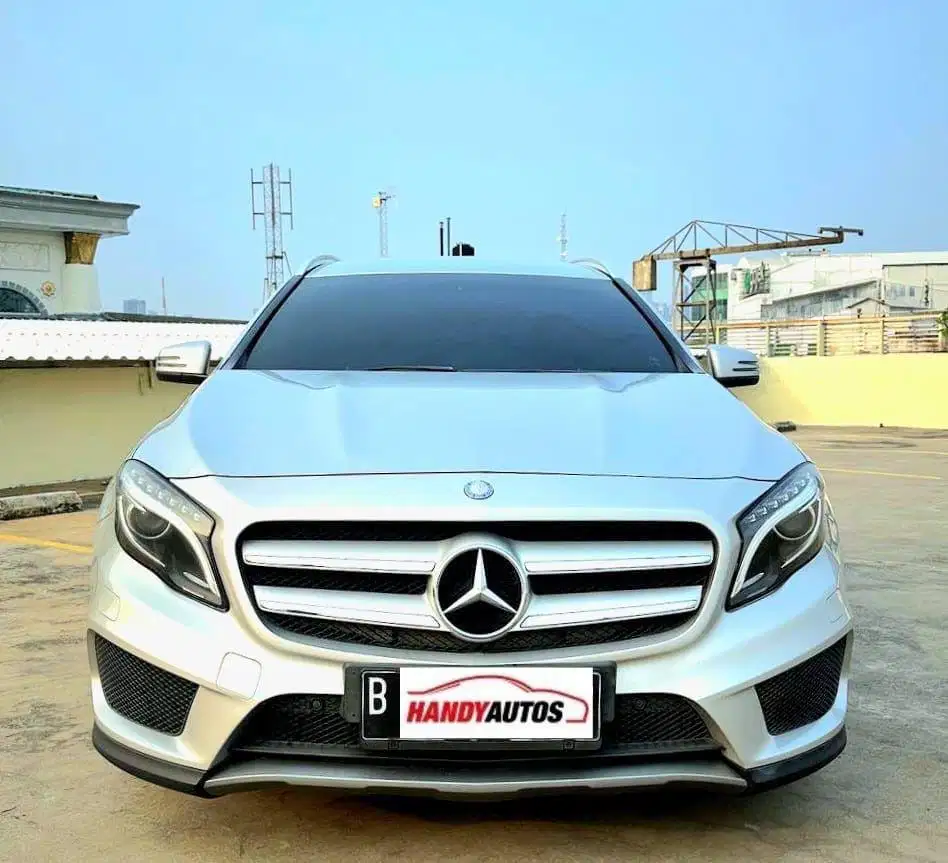 Mercedes Benz GLA 200 Tahun 2014 Automatic Abu Abu Muda Metalik