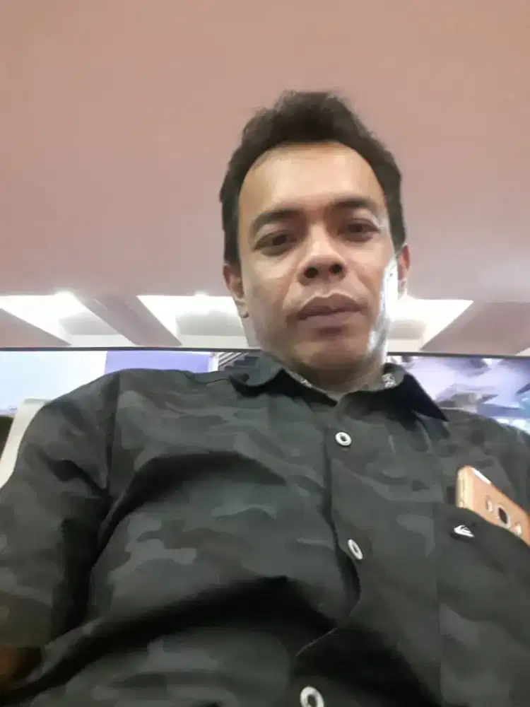 Mencari lowongan sebagai driver.