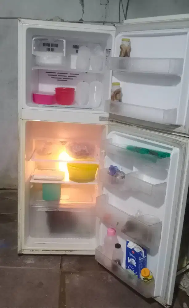 Kulkas 2 pintu LG. Mesin original pabrik belum rusak.