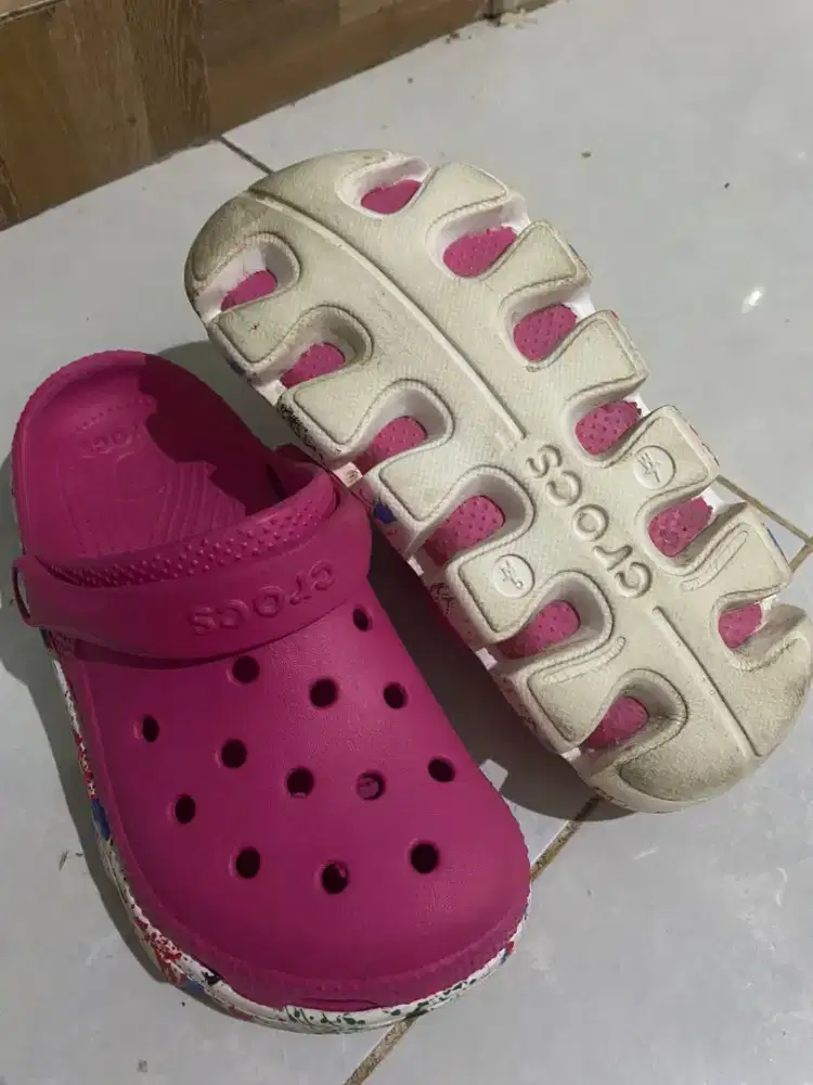 Sendal crocs ukuran W7 (38