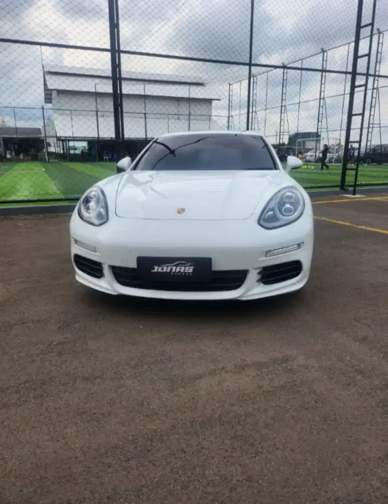 Porsche 2014 Putih antik