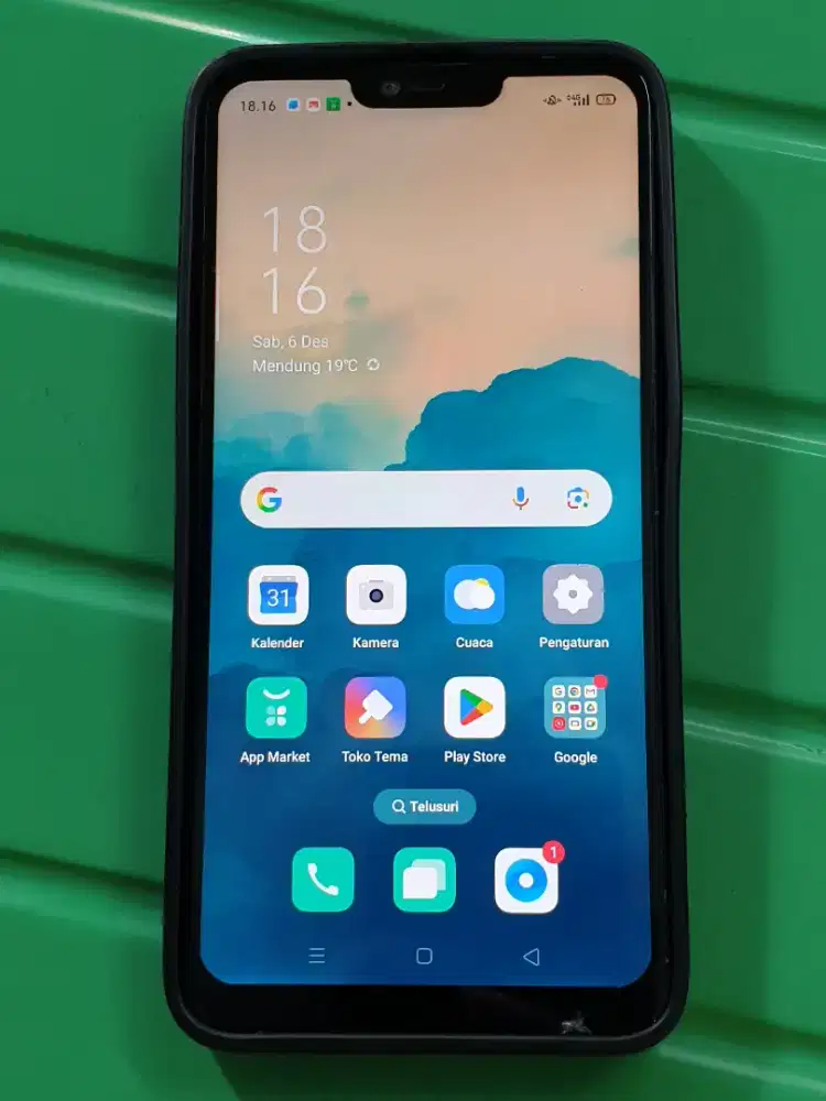 Oppo F7 Ram 4/64GB Minus Kaca retak bagian Bawah Tapi Lcd Masih Normal