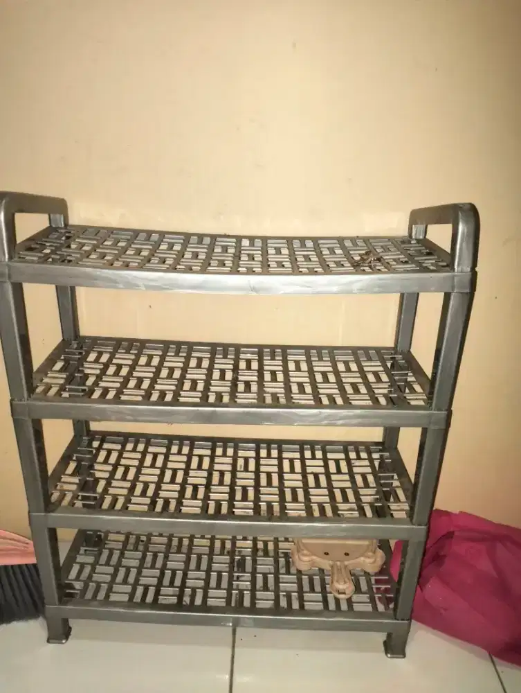 Rak sepatu, ember,gayung, keranjang mandi,bantal,guling