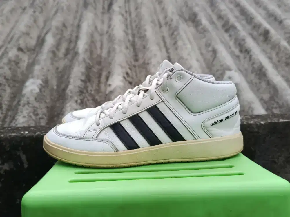 Sepatu adidas all court