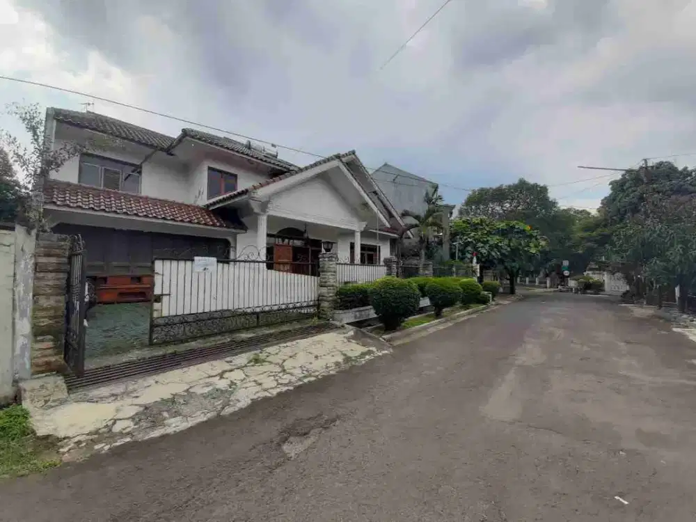 TURUN HARGA!!
DIJUAL RUMAH SUKALUYU DEKAT GEDUNG SATE KOTA BANDUNG SEMI FURNITURE