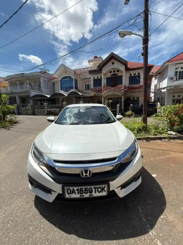 Civic sedan putih