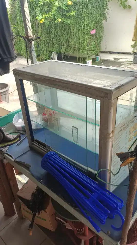 Etalase buat rokok, masih bagus kokoh rak bawah cuma pakai papan,