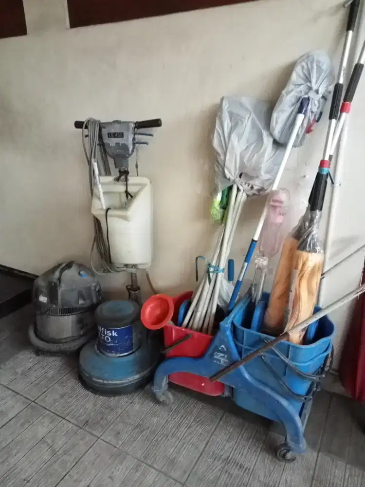 Poles lantai dan penyedot debu