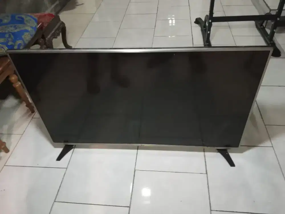 TV LED LG 43 Layar bergaris