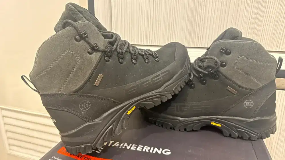 Dijual Sepatu Gunung Eiger ukuran 42 belum pernah dipakai