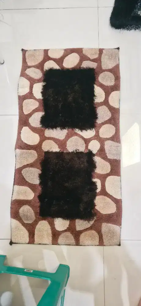Karpet coklat sedang