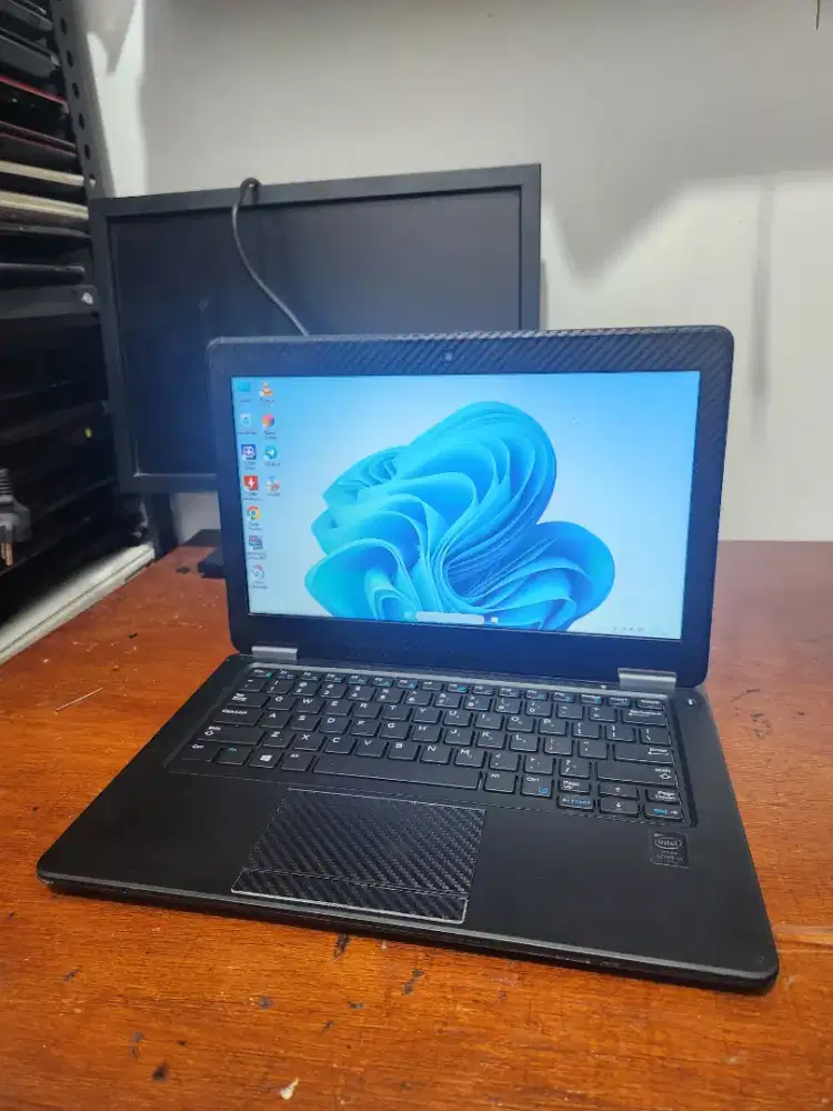 Laptop mungil slim dell e7250 intel core i5 gen 5 8/256 siap pakai