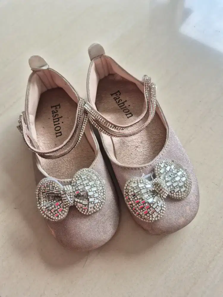 Sepatu anak perempuan