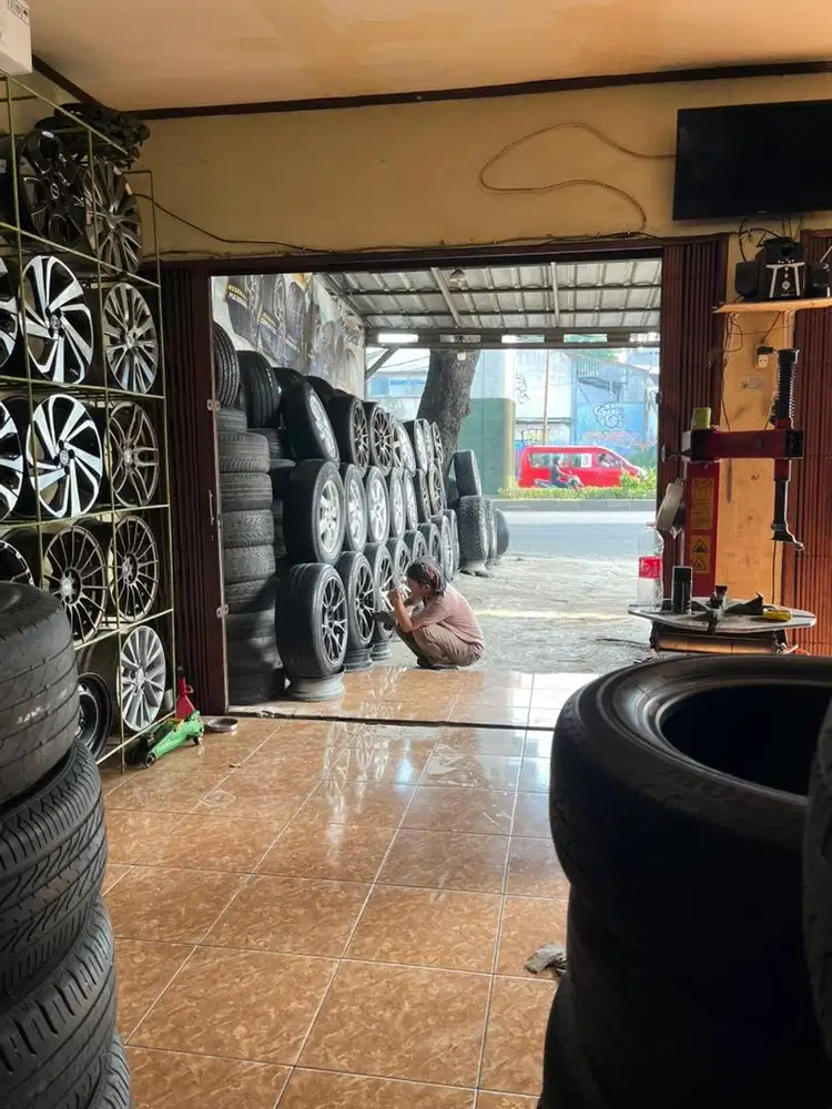 pekerja bengkel velg mobil