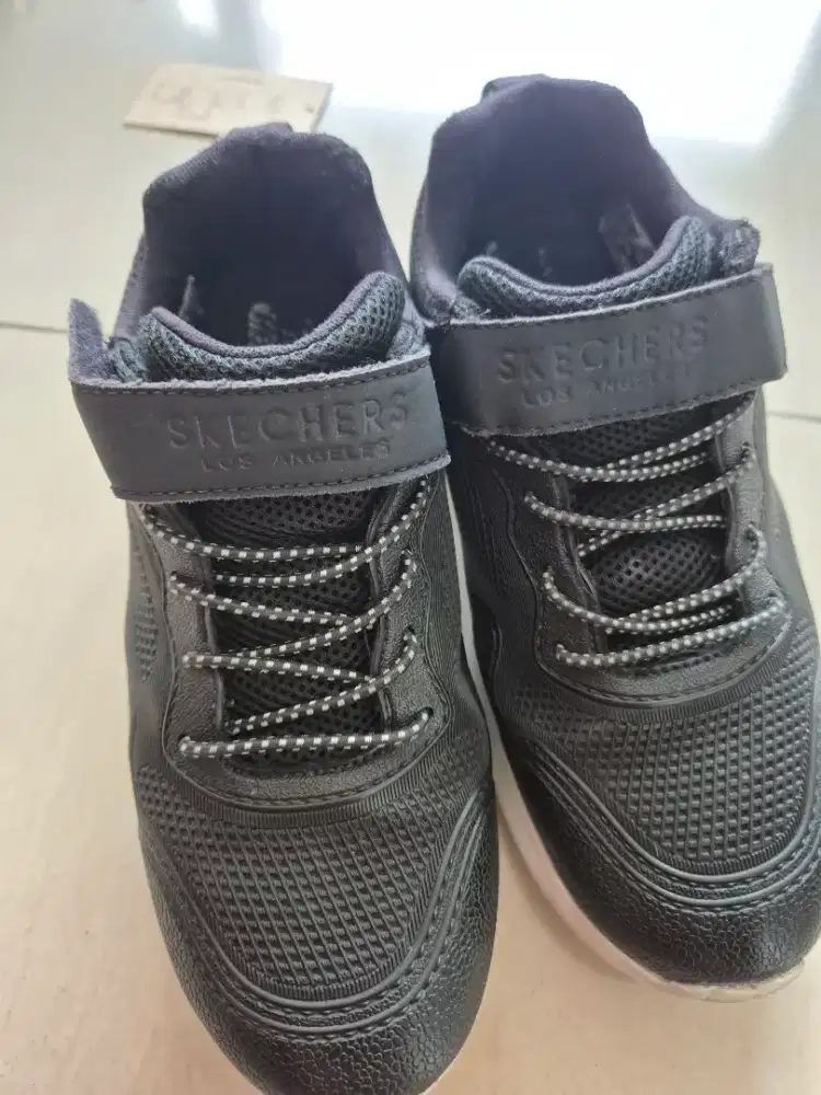 Sepatu skechers warna hitam